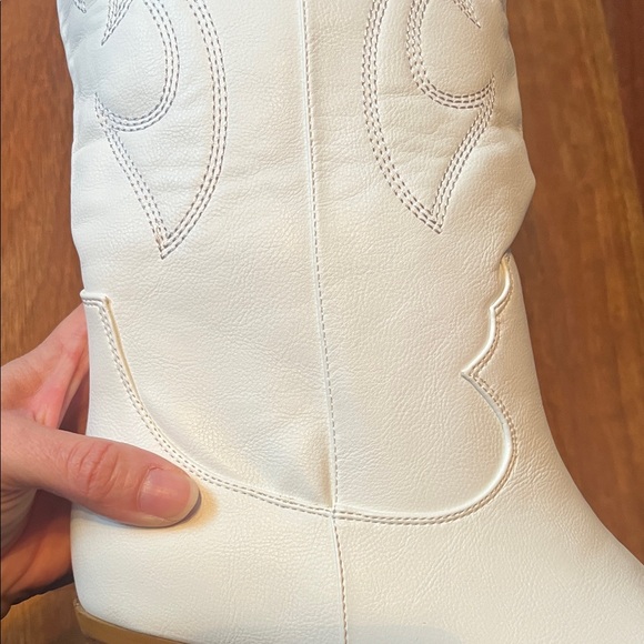 New White Western-Style Women's Boots - Picture 6 of 16